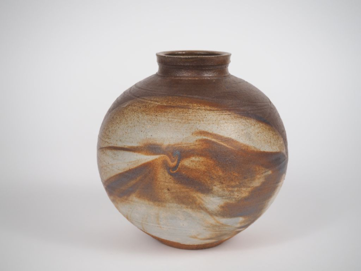 Vase boule en céramique moderne à décor nuancé brun Signé H. 18,5 cm.