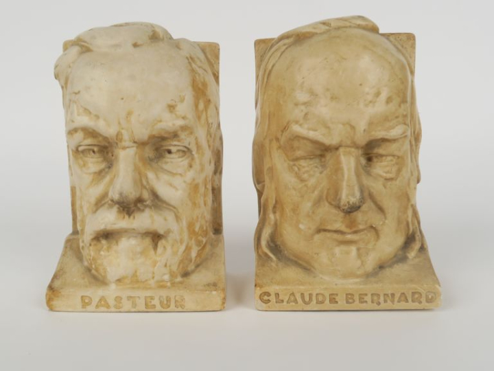 JOUANNY DURAND. Paire de serre-livres en plâtre, "Pasteur" et "Claude 