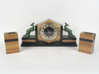 Vente aux enchères Garniture de cheminée de style Art Déco en régule, onyx et marbre noir