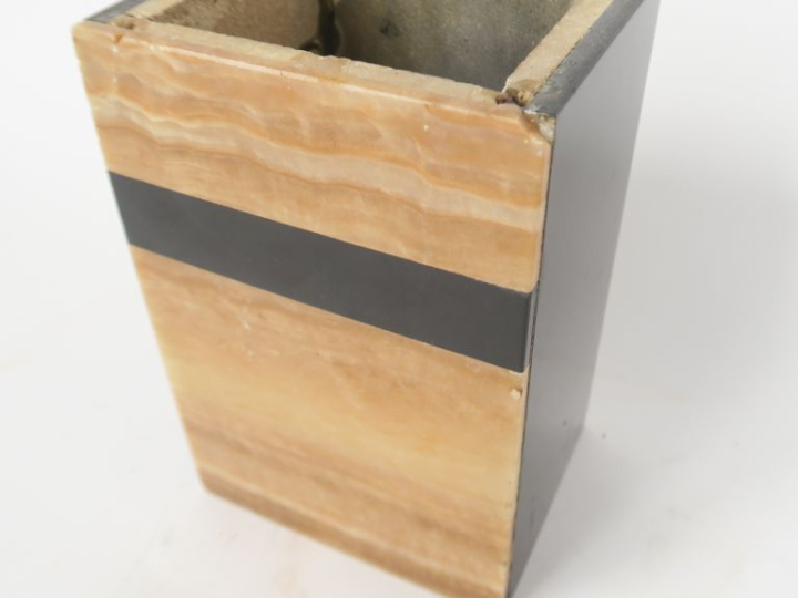 Garniture de cheminée de style Art Déco en régule, onyx et marbre noir