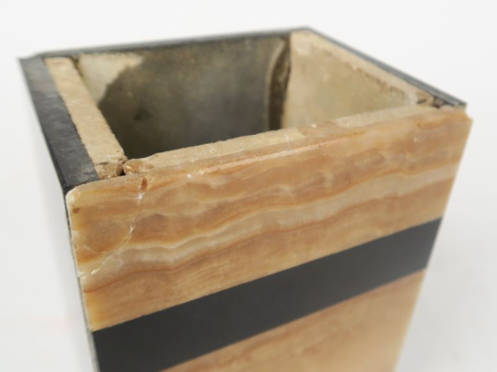 Garniture de cheminée de style Art Déco en régule, onyx et marbre noir