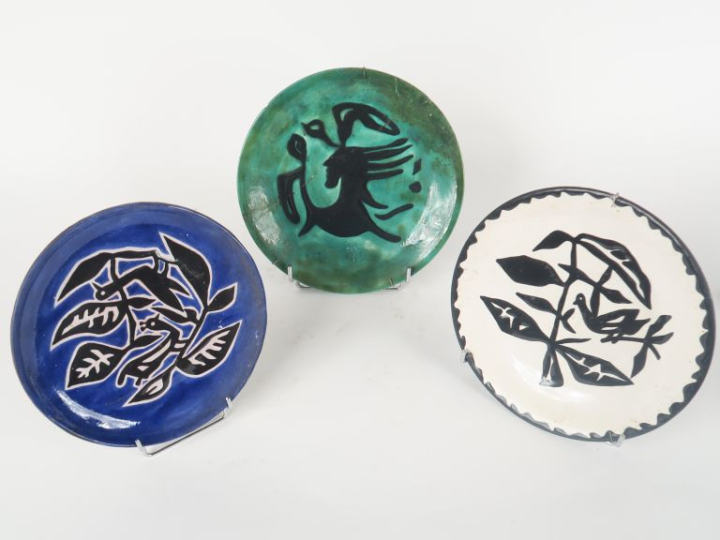 Jean LURCAT à San Vicens. 3 assiettes en céramique polychrome à décor 