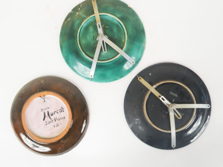 Jean LURCAT à San Vicens. 3 assiettes en céramique polychrome à décor 