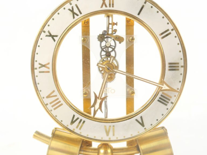 ATO. Pendule en laiton et plexiglas, cadran à chiffres romains. Signée