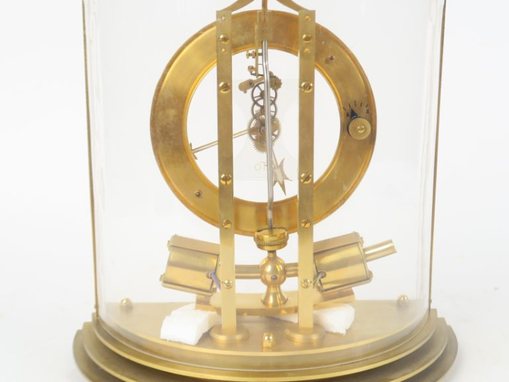 ATO. Pendule en laiton et plexiglas, cadran à chiffres romains. Signée