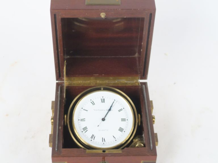 VAN CLEEF   ARPELS. Chronomètre de marine en laiton, dans son coffret 