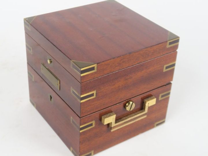 VAN CLEEF   ARPELS. Chronomètre de marine en laiton, dans son coffret 