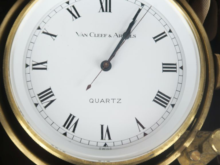 VAN CLEEF   ARPELS. Chronomètre de marine en laiton, dans son coffret 