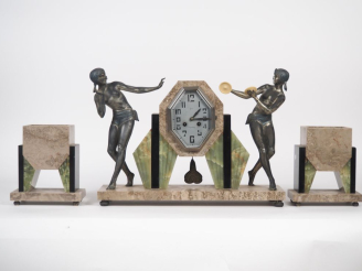 Vente aux enchères Garniture de cheminée de style Art Déco en régule, marbre bicolore et 