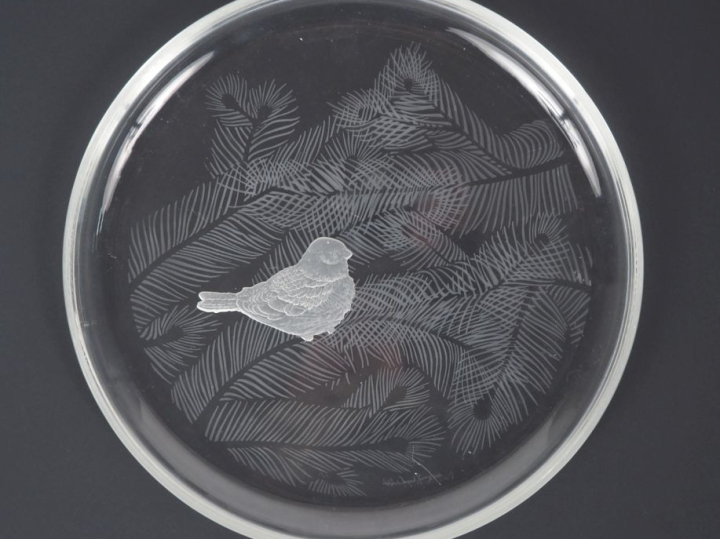 Peter YENAWINE. Deux plats en cristal taillé. Signé. Diam. 26,5 cm.