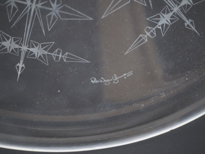 Peter YENAWINE. Deux plats en cristal taillé. Signé. Diam. 26,5 cm.