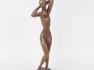 Vente aux enchères Ecole française XXème. "Jeune fille en pied". Sculpture en bois vernis