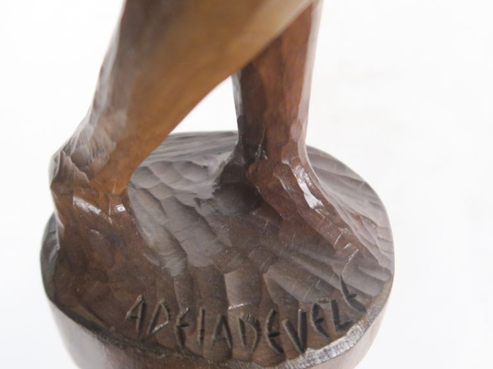 Ecole française XXème. "Jeune fille en pied". Sculpture en bois vernis