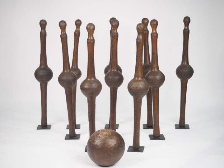 Jeu de quilles basque ancien en bois à décor clouté comprenant : une b