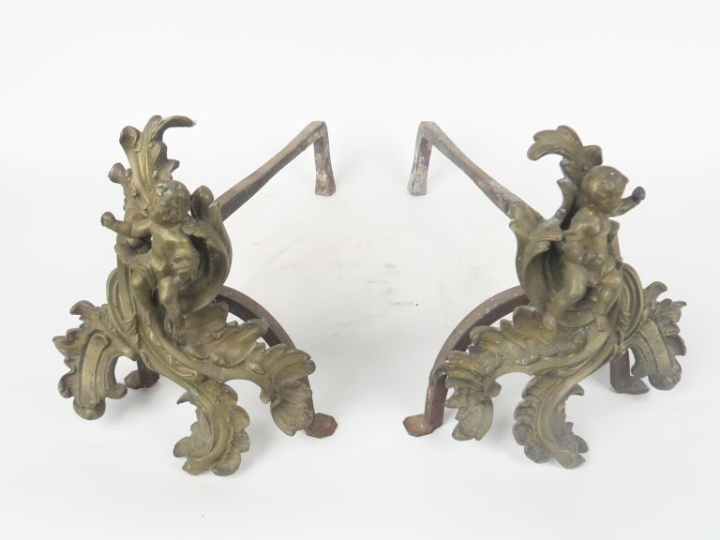 Paire de chenets Napoléon III de style Louis XV en bronze à décor de p