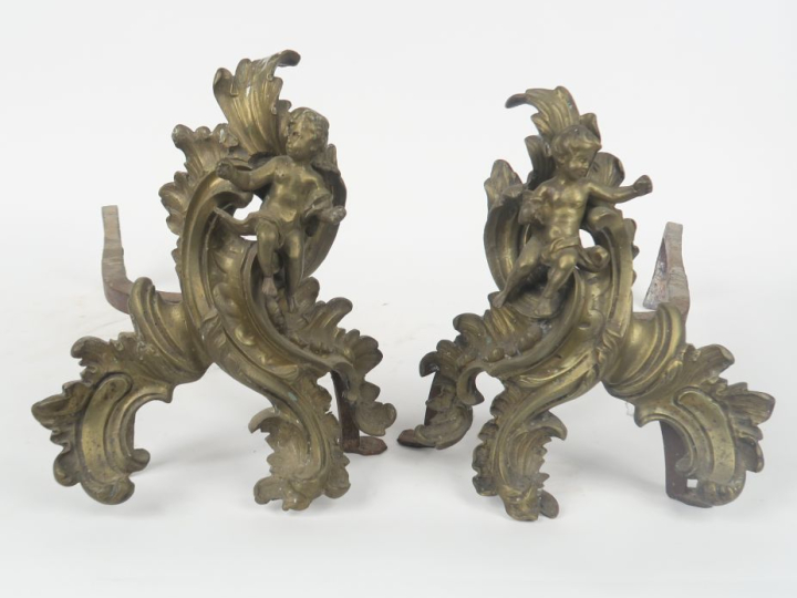 Paire de chenets Napoléon III de style Louis XV en bronze à décor de p