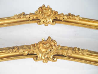 Vente aux enchères 2 cantonnières en bois sculpté, mouluré et doré fin XVIIIème - début X