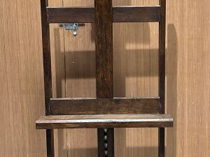 Vente aux enchères Grand chevalet en bois. H. (déplié) : 242 cm