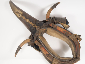 Vente aux enchères Joug de cheval de trait en cuir, crin et bois. Dim. 120 x 98 cm.
