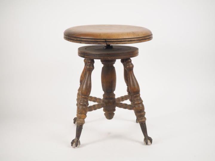 Tabouret de piano début XXème en bois naturel, pieds griffes ornés de 