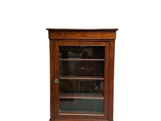 Vente aux enchères Vitrine basse de style Louis XVI en acajou et placage d'acajou flammé 