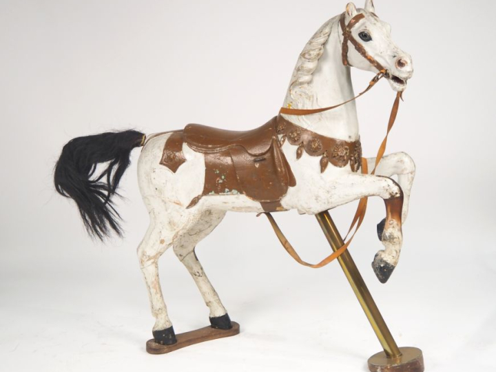 Cheval de manège en bois polychrome.  Dim. 130 x 100 x 30 cm.