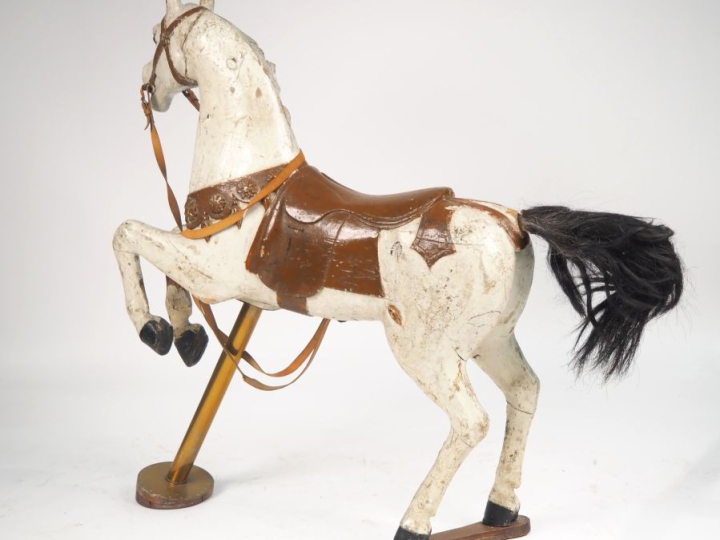 Cheval de manège en bois polychrome.  Dim. 130 x 100 x 30 cm.