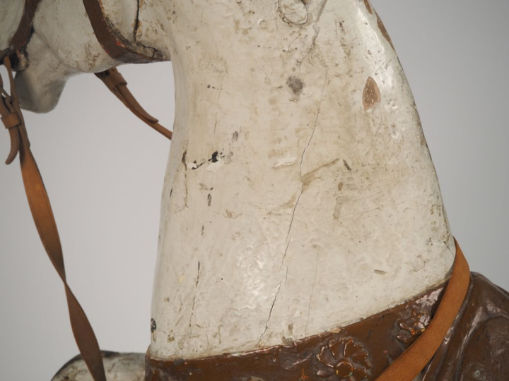 Cheval de manège en bois polychrome.  Dim. 130 x 100 x 30 cm.