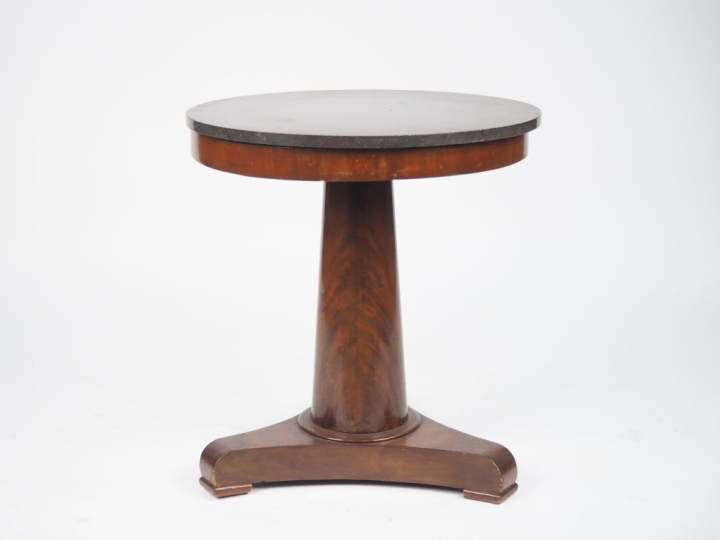 Table bouillote de style Empire en placage d'acajou flammé, dessus mar