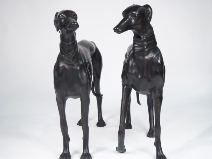 Ecole Française Art Déco. "les lévriers".  Paire de sculptures à taill