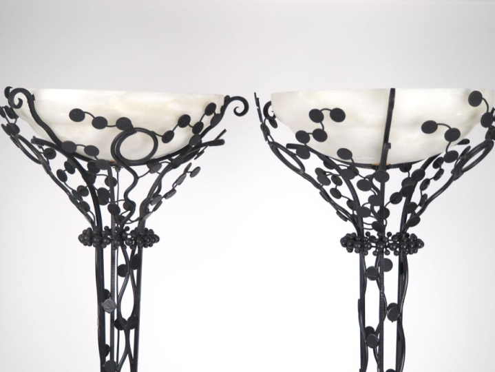 Edgar BRANDT (dans le goût de). Paire de lampadaires en fer forgé ajou