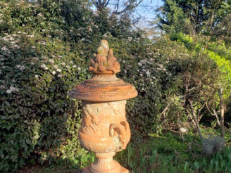Vente aux enchères Paire de grands vases Médicis ornementaux en terre cuite, à décor tour