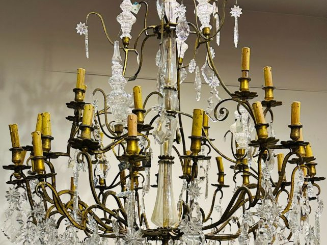 Grand lustre d'apparat en cristal et laiton, à décor de pampilles écla