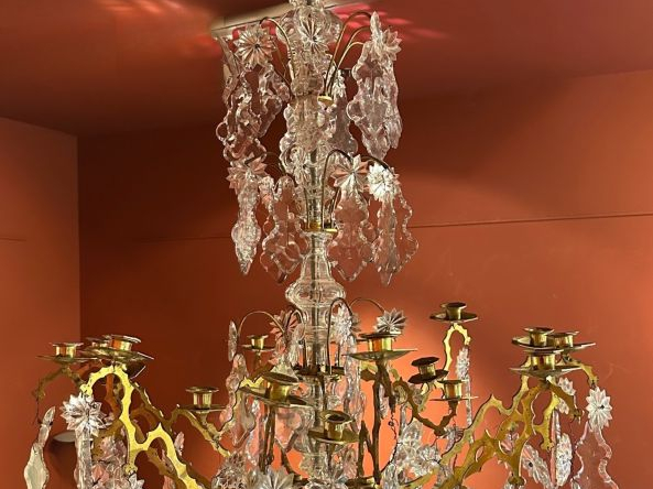 Grand lustre Napoléon III en cristal et laiton, à décor de pampilles, 