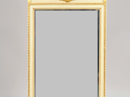 Trumeau de style Louis XVI, en bois laqué crème et doré à de tiges enr