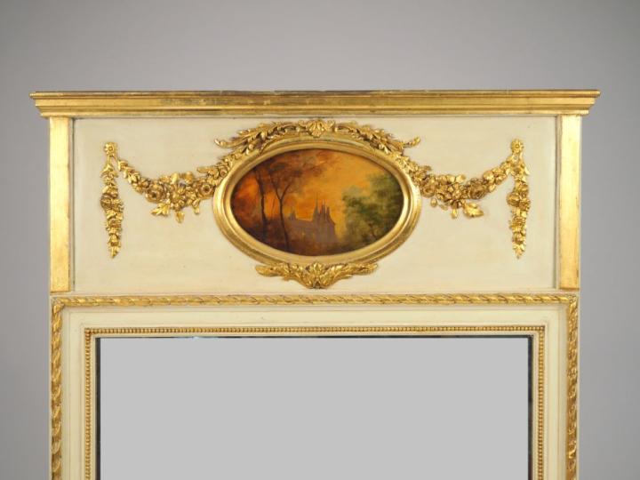 Trumeau de style Louis XVI, en bois laqué crème et doré à de tiges enr