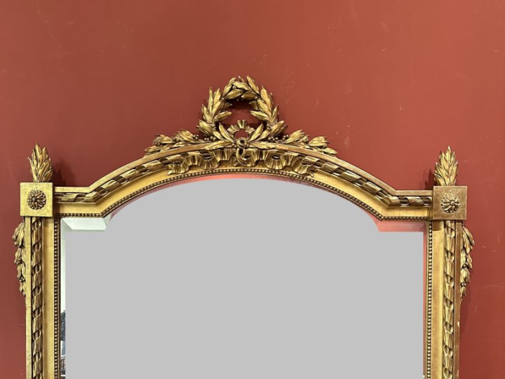 Grand miroir Napoléon III de style Louis XVI en bois mouluré sculpté e