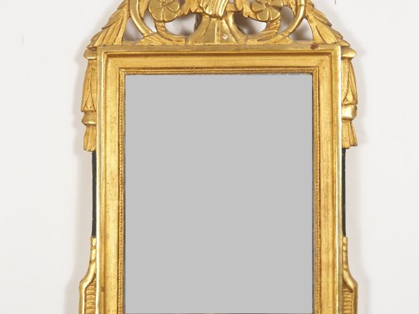 Miroir Napoléon III de style Louis XVI en bois et stuc doré à décor aj