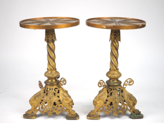 Vente aux enchères Paire de guéridons Napoléon III de style Renaissance en laiton à décor