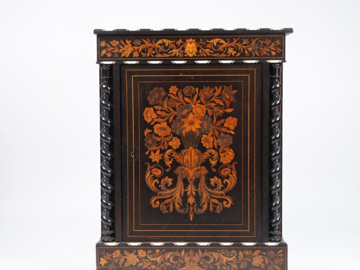 Meuble d'appui Napoléon III de style Louis XIV en marqueterie à décor 