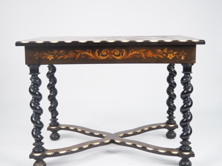 Table de style Louis XIII en marqueterie à décor de fleurs, pieds en f