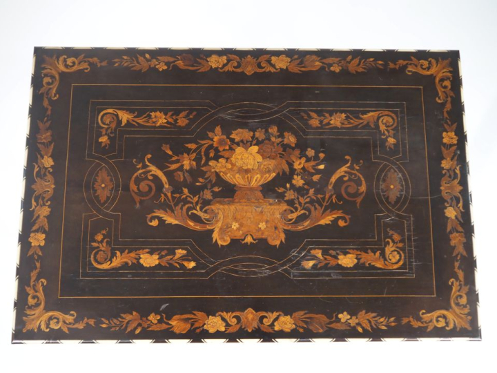 Table de style Louis XIII en marqueterie à décor de fleurs, pieds en f
