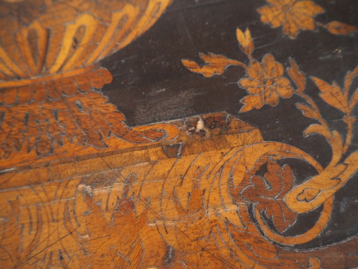 Table de style Louis XIII en marqueterie à décor de fleurs, pieds en f