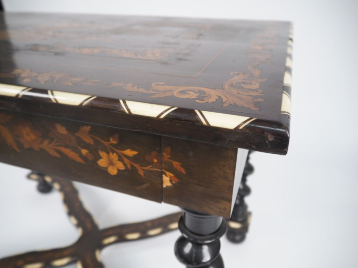 Table de style Louis XIII en marqueterie à décor de fleurs, pieds en f