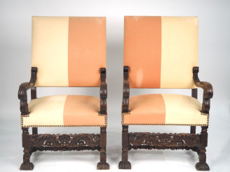 Vente aux enchères Paire de fauteuils à bras de style Louis XIII en bois sculpté, à décor