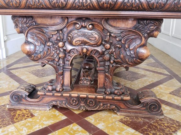 Table de salle à manger XIXème de style Renaissance en noyer richement