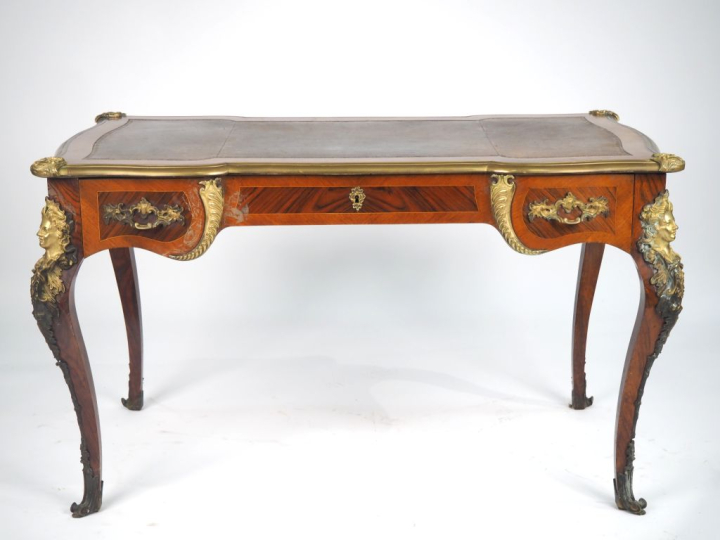 Bureau plat Napoléon III de style Louis XV en frisage et marqueterie, 