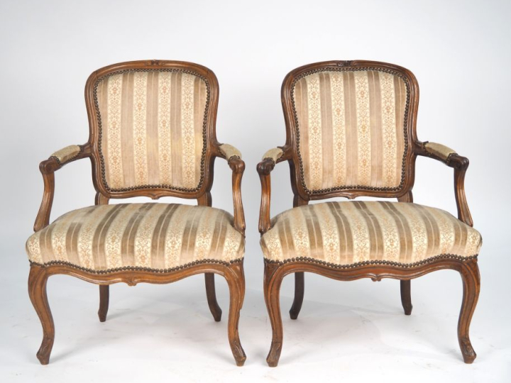 Paire de fauteuils cabriolet de style Louis XV en bois mouluré et scul