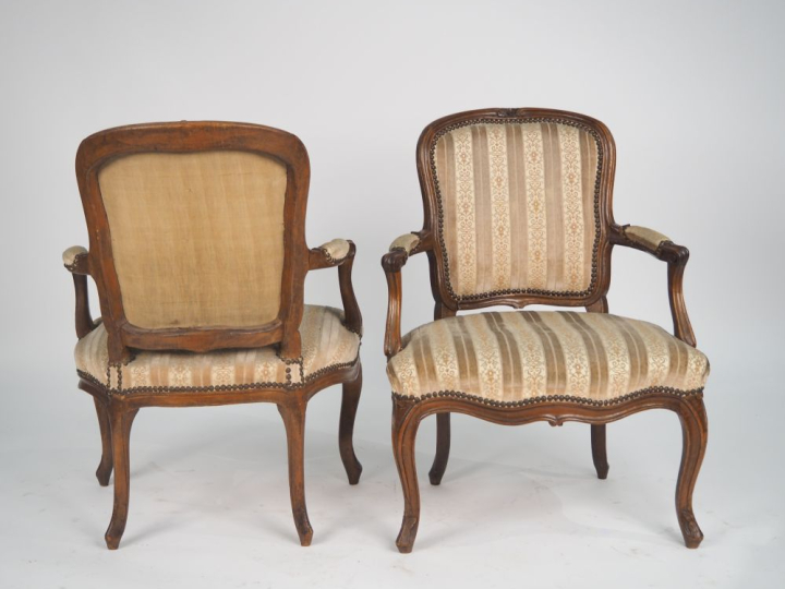 Paire de fauteuils cabriolet de style Louis XV en bois mouluré et scul