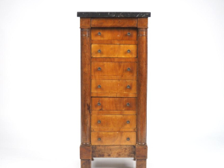 Vente aux enchères Chevet de style Louis XVI en forme de semainier, dessus marbre noir. D